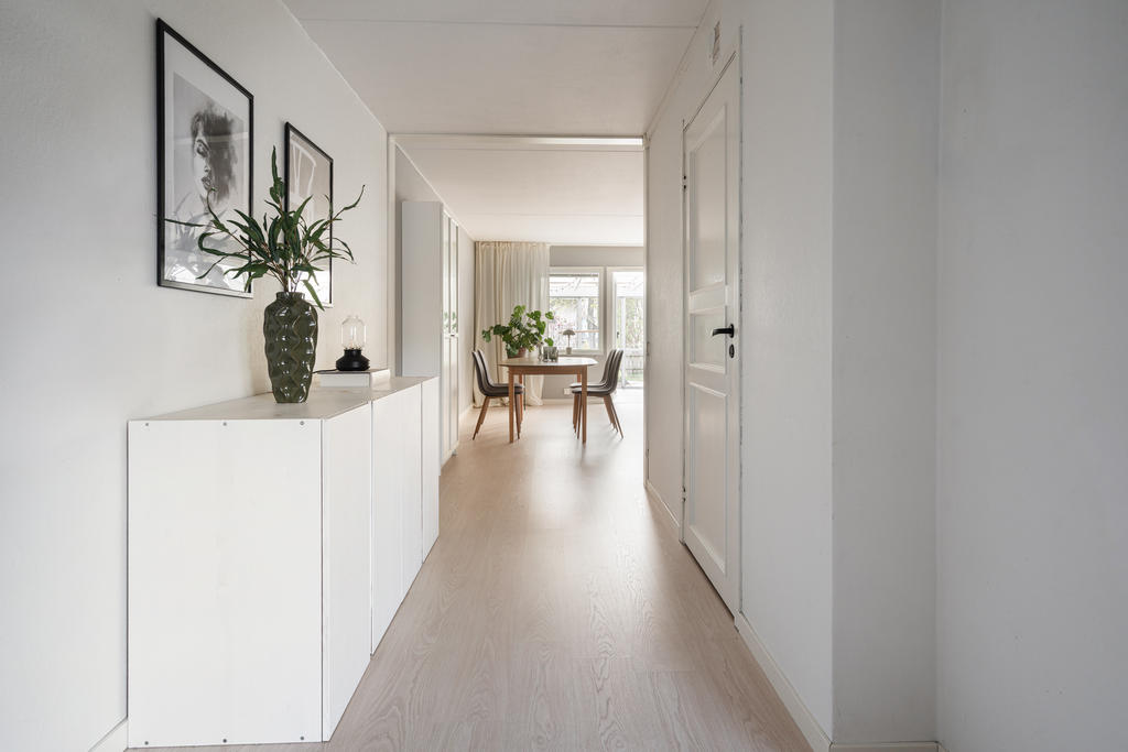 Vy från hall mot vardagsrum