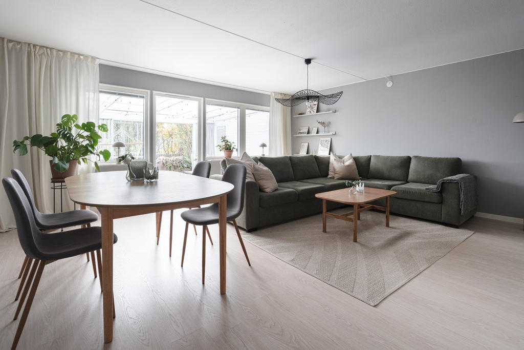 Vardagsrum med plats för både soffa och matgrupp