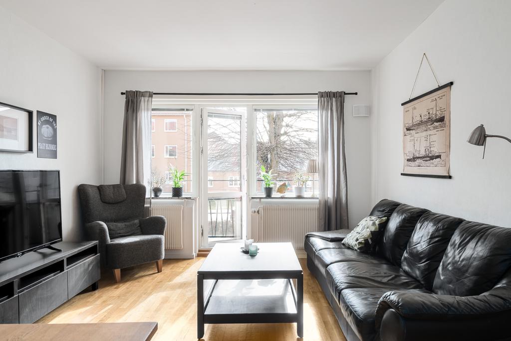 Utgång till balkong från vardagsrum