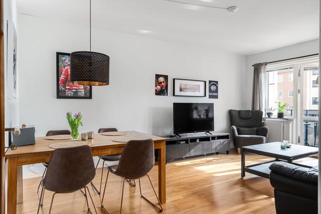 Vardagsrum med stort ljusinsläpp