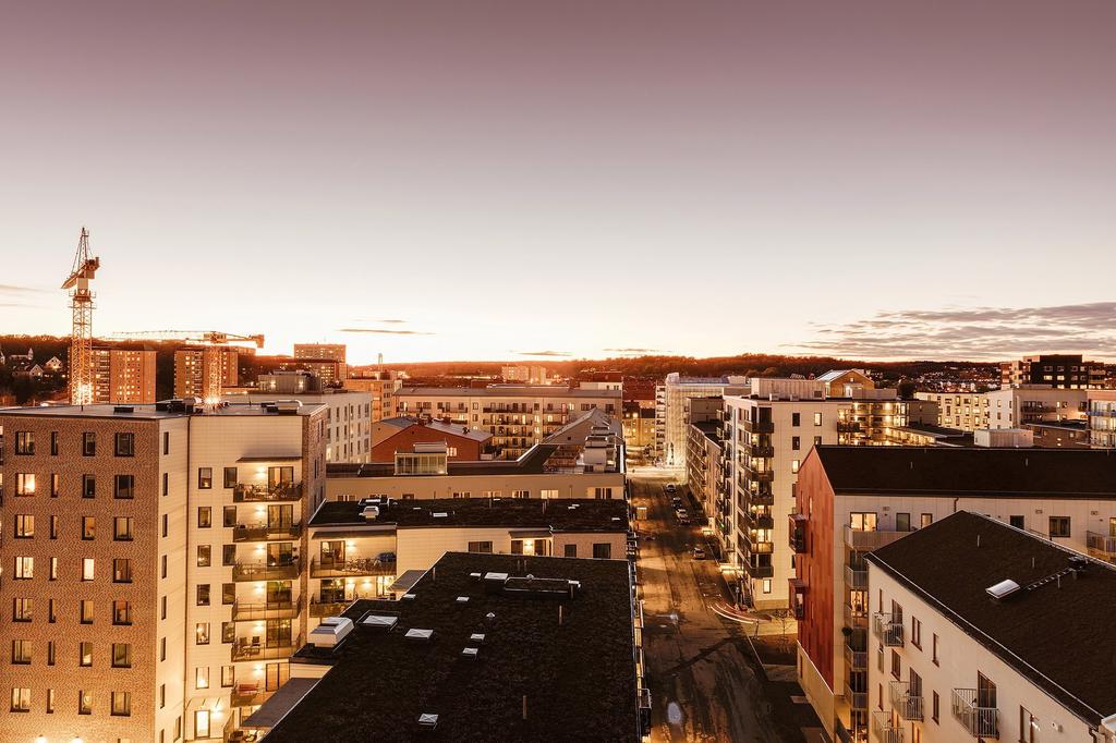 Kvillebäcken lyser upp vackert på kvällen