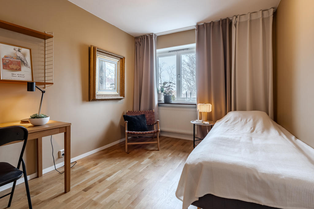Sovrum 2 har plats för säng och skrivbord. 