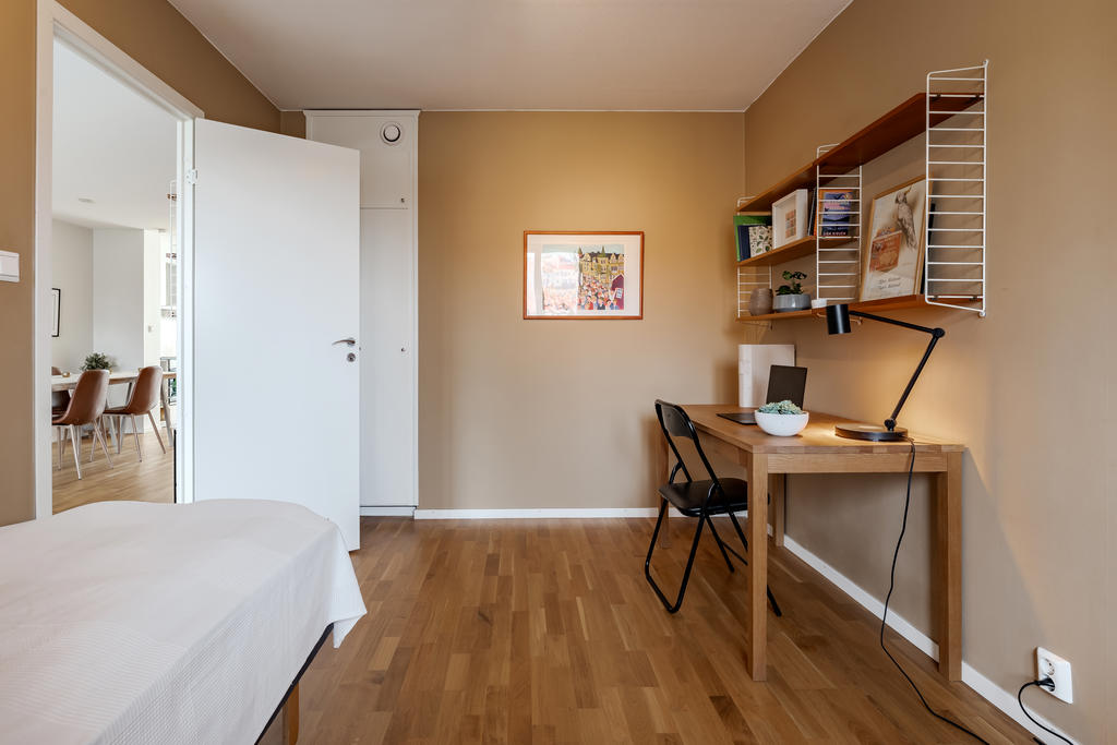 I sovrummet finns inbyggd förvaring. 