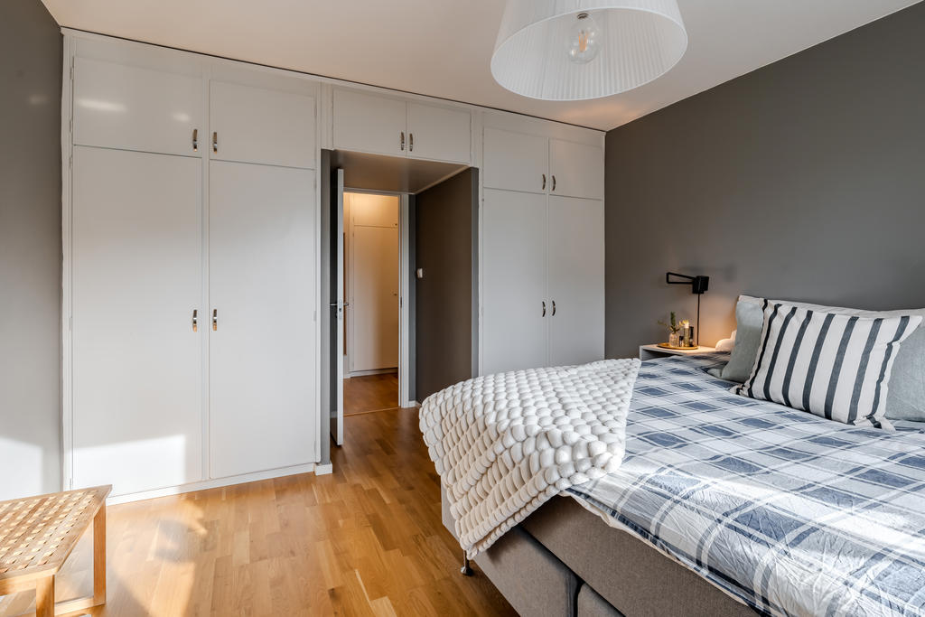 Sovrummet har bra inbyggd förvaring. 