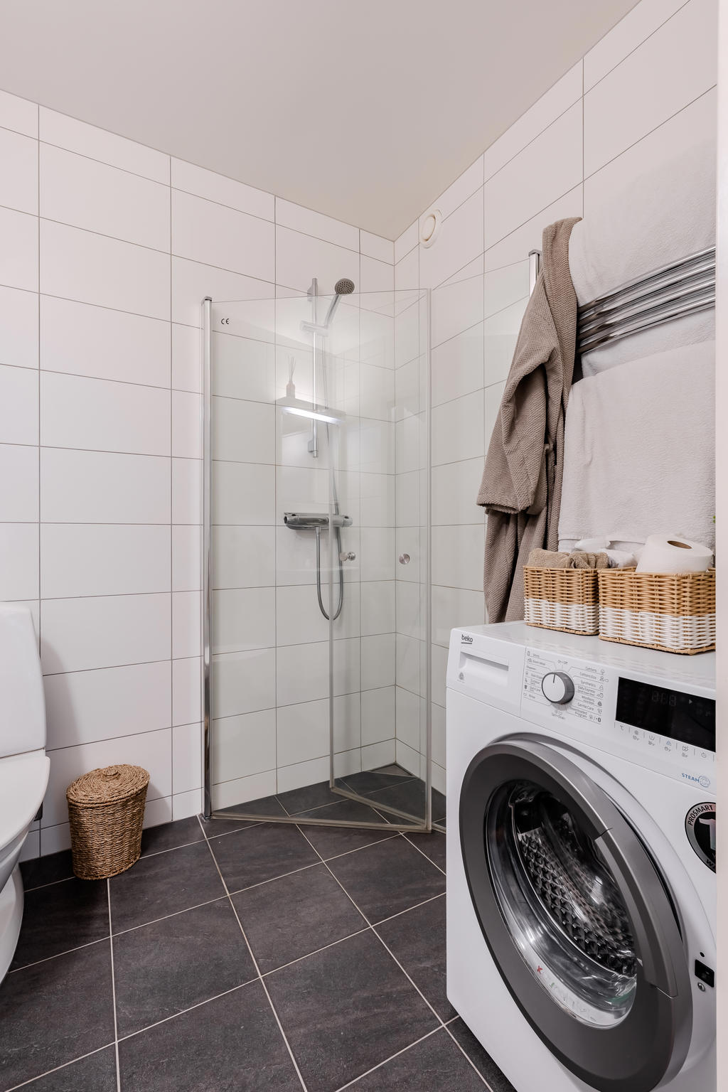 Tvättmaskin finns i badrummet!