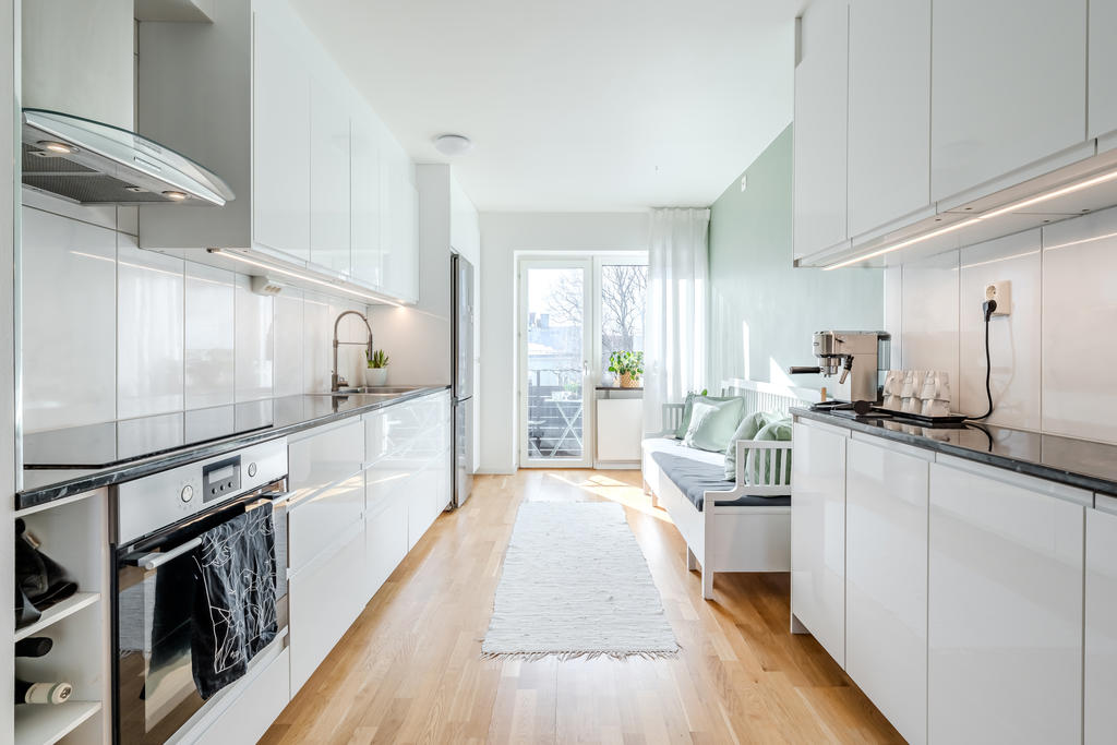 Köket har ett fint ljusinsläpp!
Utgång till balkongen!