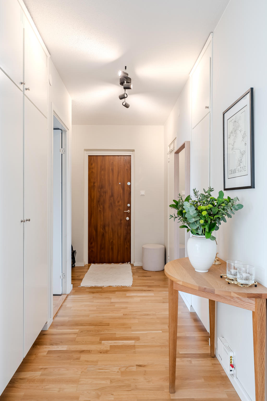 Välkomnande hall med plats för hatthylla och garderober.