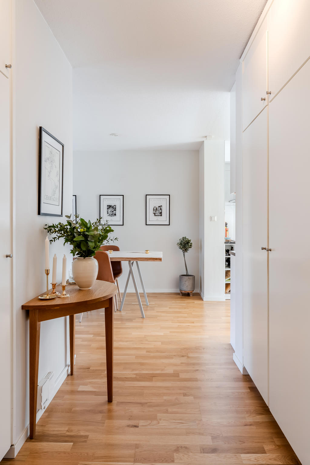 I hallen finns inbyggd förvaring. 