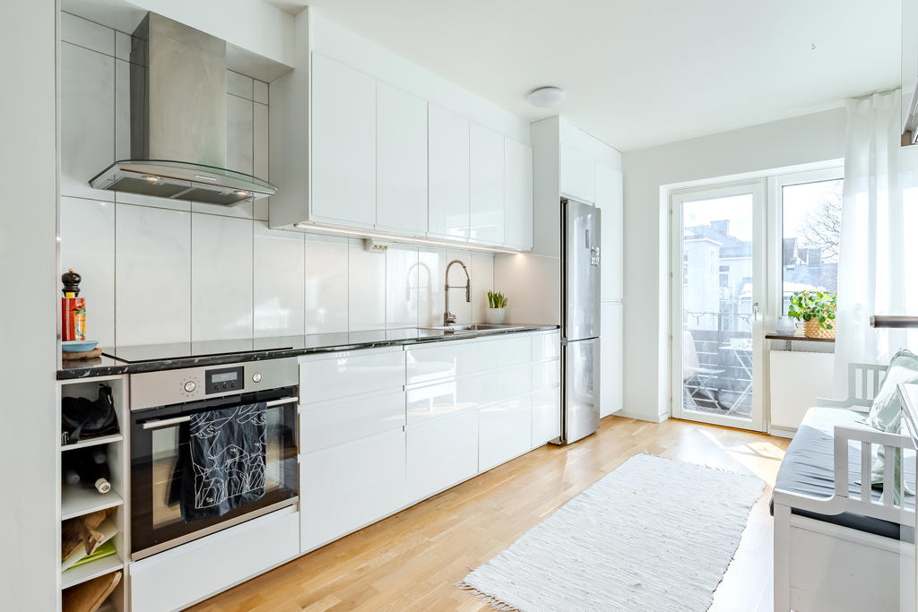 Fint, ljust kök med bra arbetsytor.