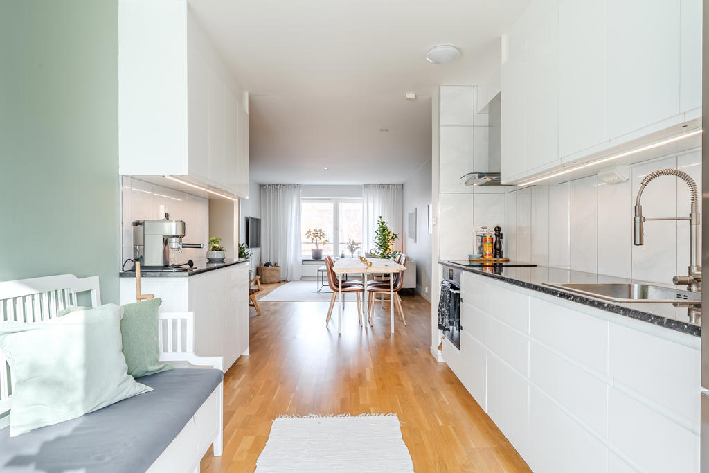 Den öppna planlösningen mellan kök och vardagsrum är mycket tilltalande.