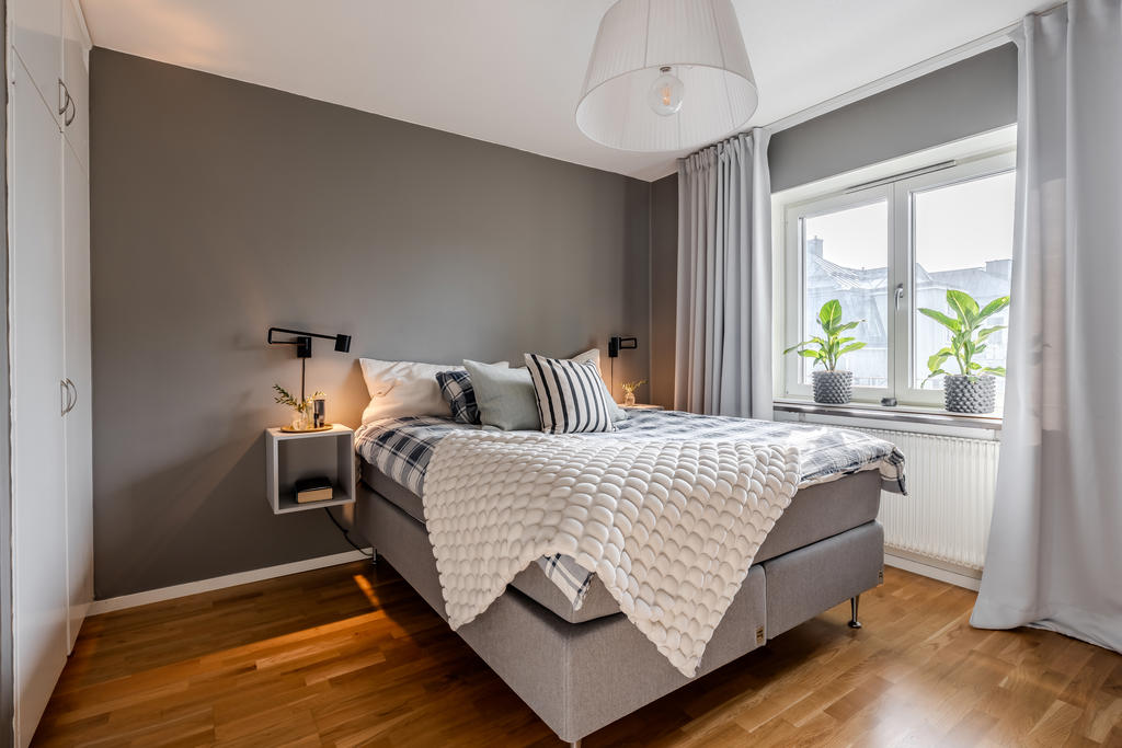 Rofyllt sovrum med många garderober!