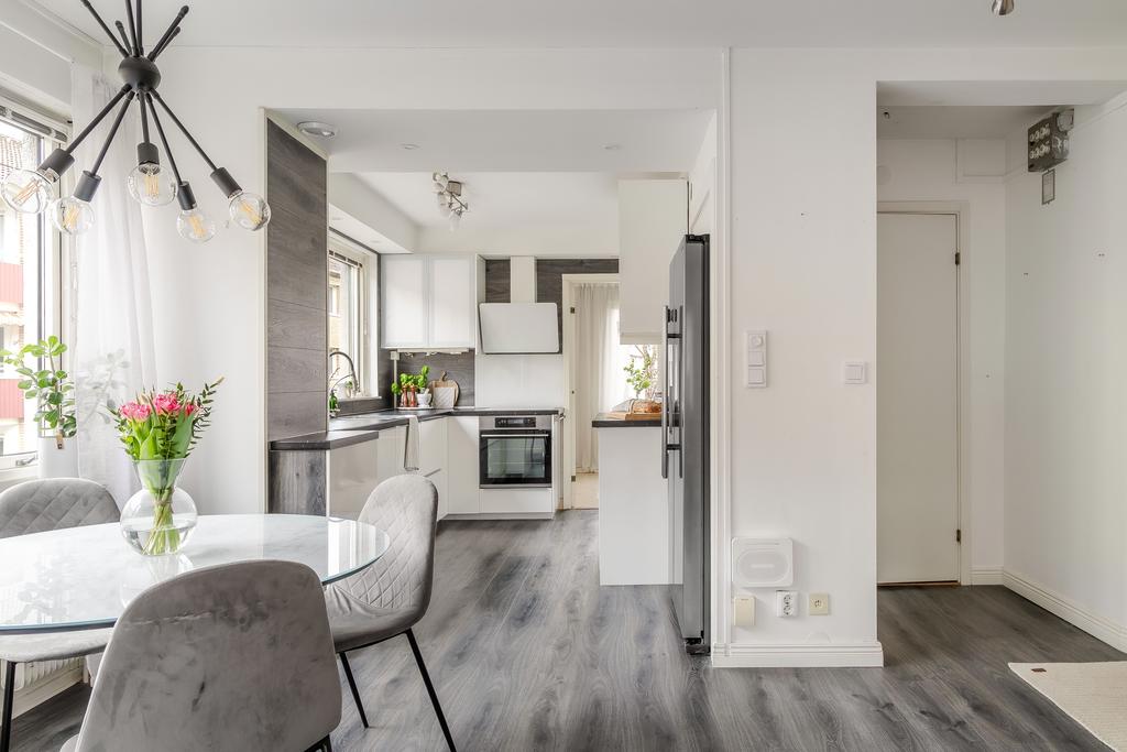 Denna inflyttningsklara tvårumslägenhet ligger centralt belägen i ett lägenhetshus med hiss 