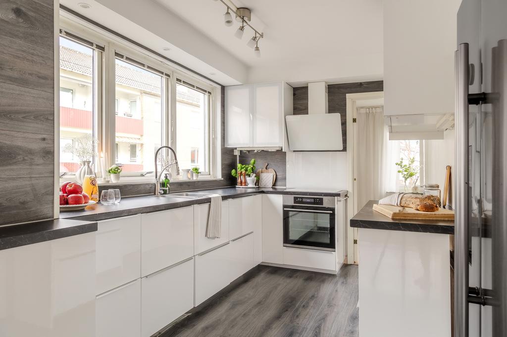 Köket är inbjudande och har stora fönster och ett naturligt ljusinsläpp 