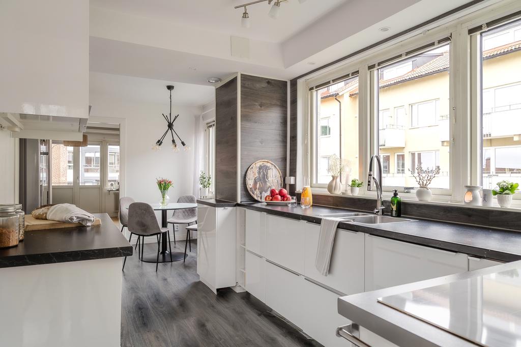 Intill köket finns utrymme för en matplats 