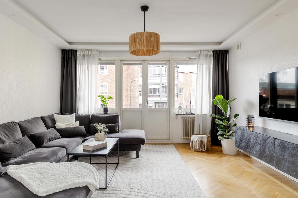 Från vardagsrummet nås balkongen som vetter mot Fabriksgatan 