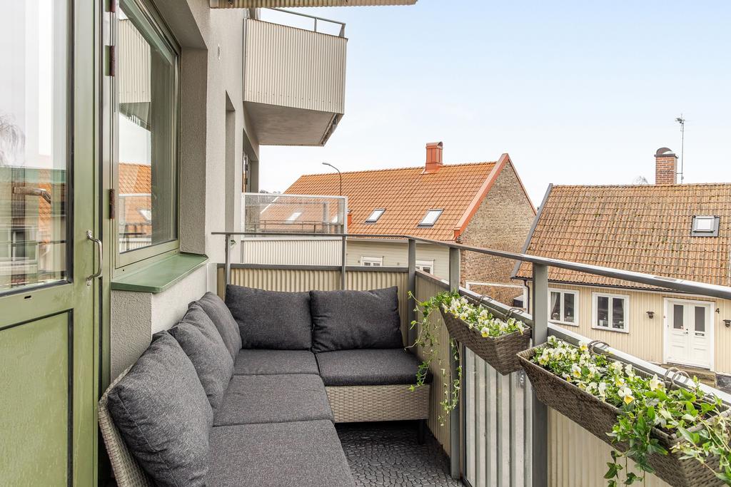 Den öppna balkongen som omgärdas av takåsar och stadsmiljö 