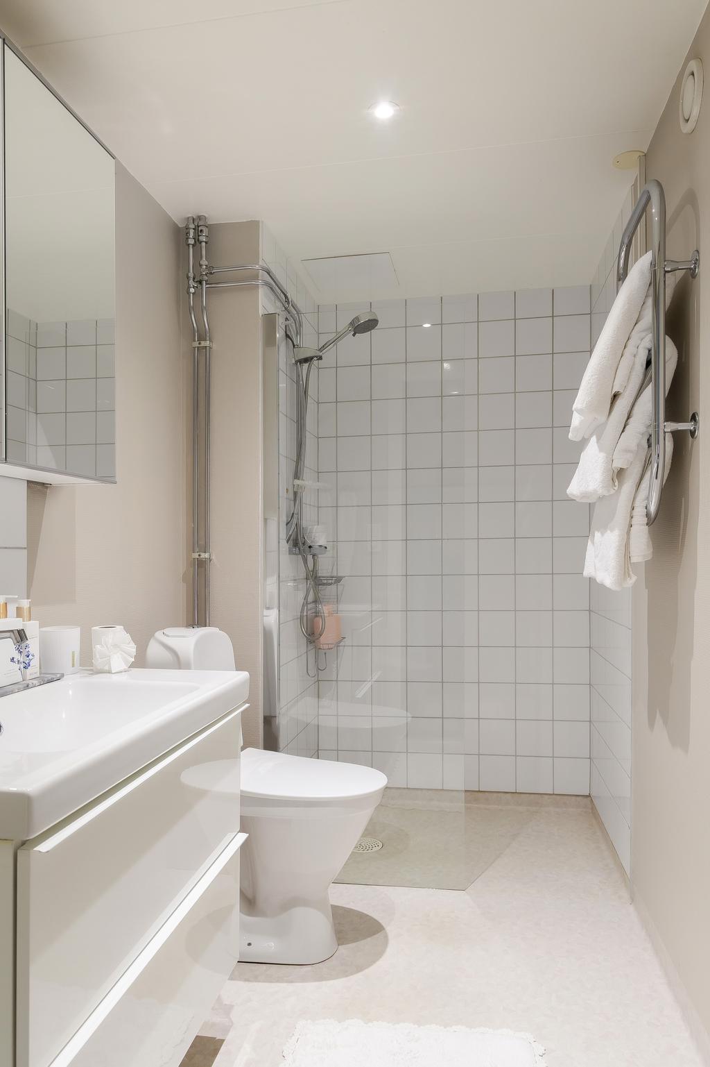 Även badrummet är ljust och trivsamt 