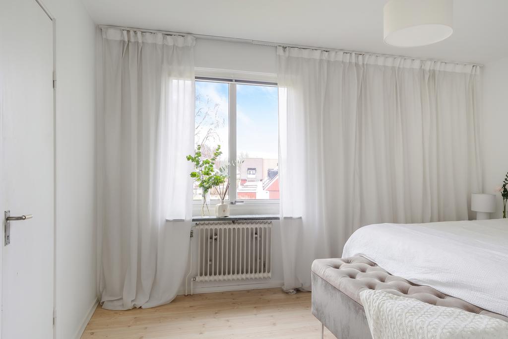 Sovrummet har vy mot föreningens grönområde och ligger därför bort från Fabriksgatan. Sovrummet har också ett eget förråd som idag är inredd som en walk-in-closet 