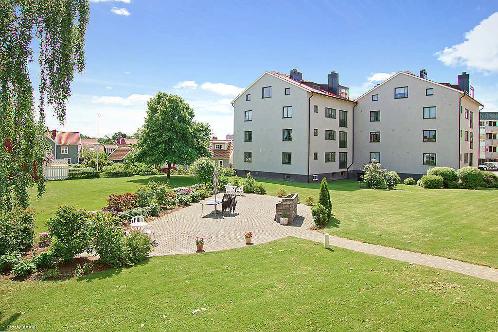Intill lägenheten ligger detta välskötta grönområde. Bilden är tagen under en av våra skönare årstider 