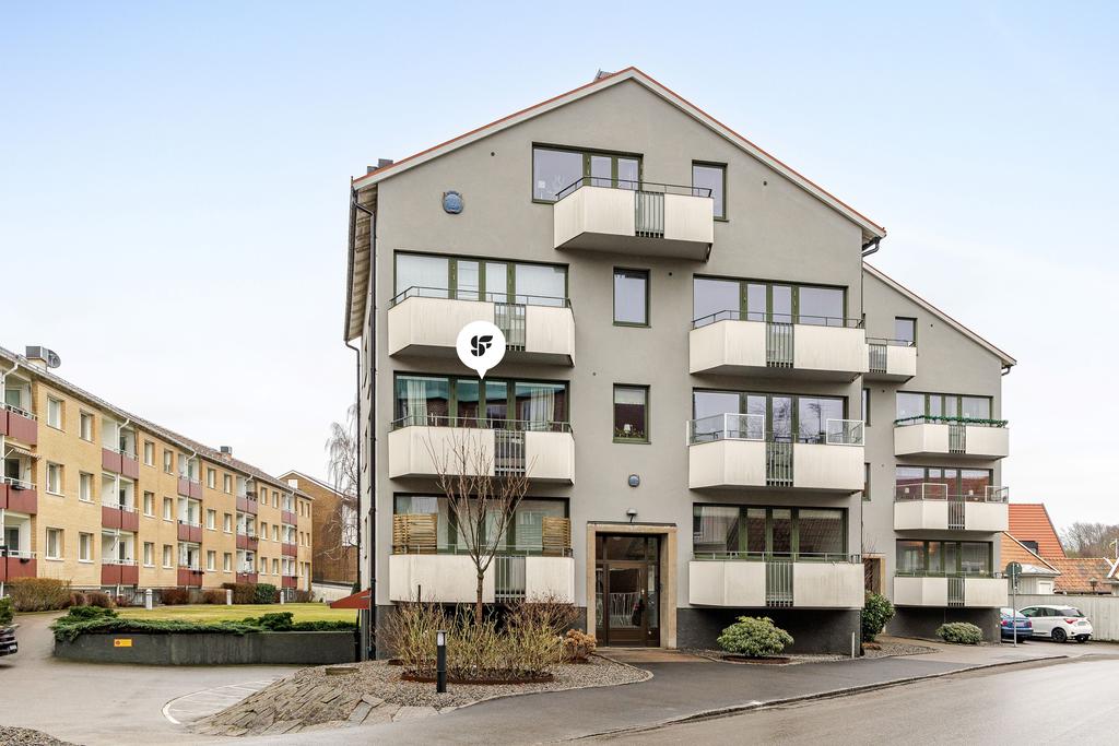 Lägenhetshuset sett från Fabriksgatan. Här bor man centralt med hiss! 