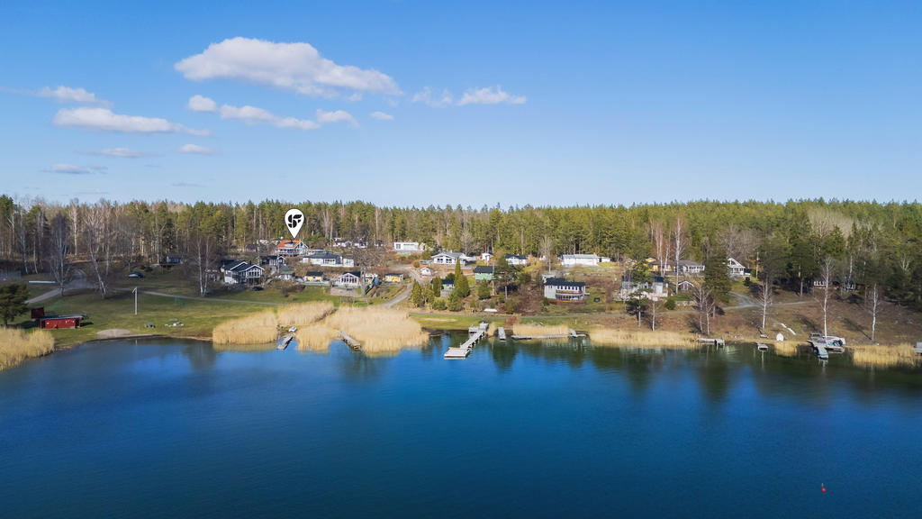 Välkommen till Västra Sandvik!
Här erbjuds ett högt beläget boende i ett stillsamt och naturskönt område med en hänförande vy över havet och egen båtplats. 