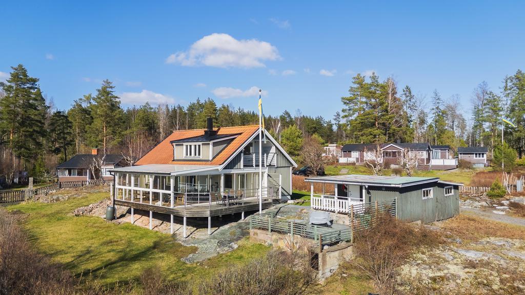 Här möts du av ett påtagligt lugn, där horisonten, ljuset och naturen ständigt skiftar – en plats att landa på och verkligen trivas i, året om.
