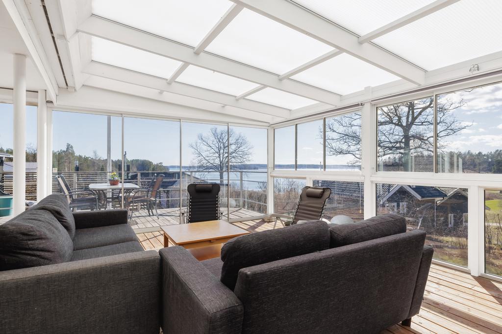 Det inglasade uterummet, tillsammans med altanen, erbjuder en fantastisk havsutsikt och fungerar som ett extra vardagsrum under sommarhalvåret.