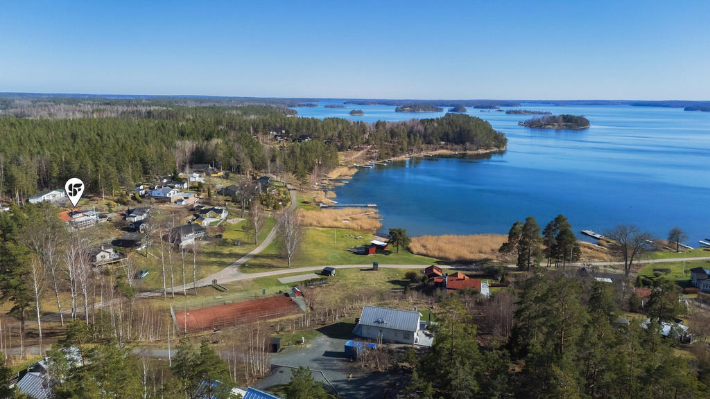 Med tillgång till sandstrand, tennisbana, boulebana och egen båtplats finns alla möjligheter till ett aktivt och innehållsrikt liv nära havet och skärgården.