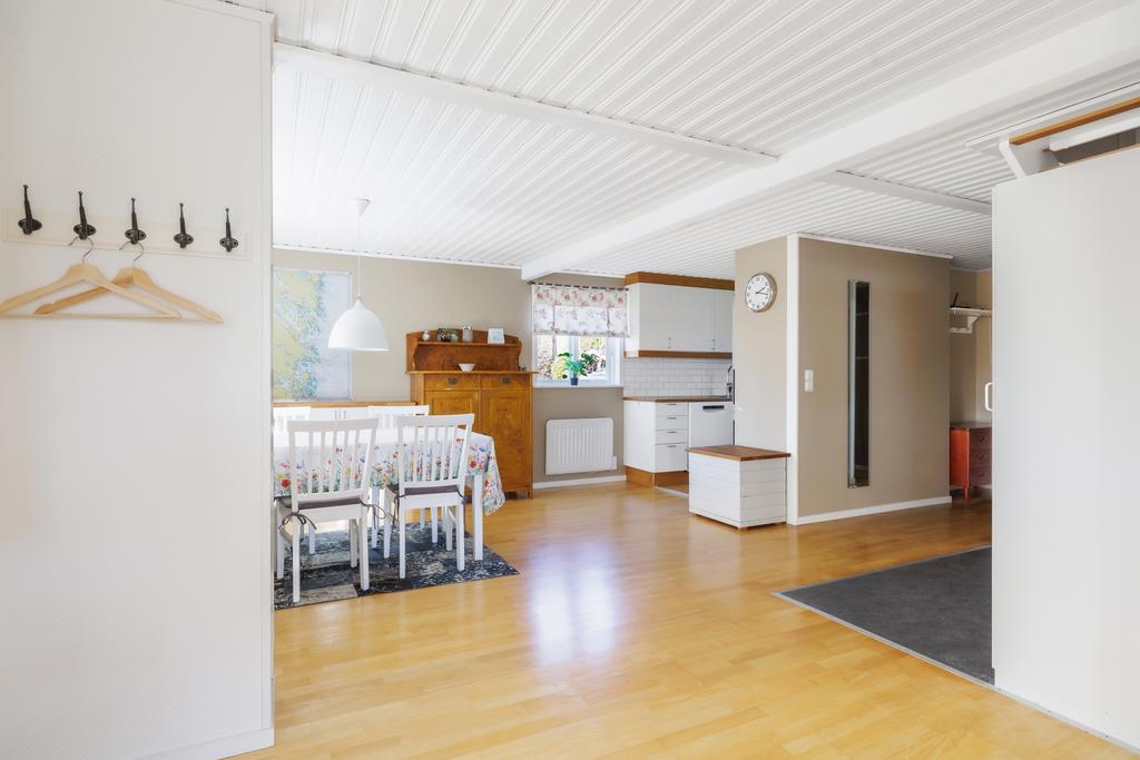 Hall med plats för klädavhängning 