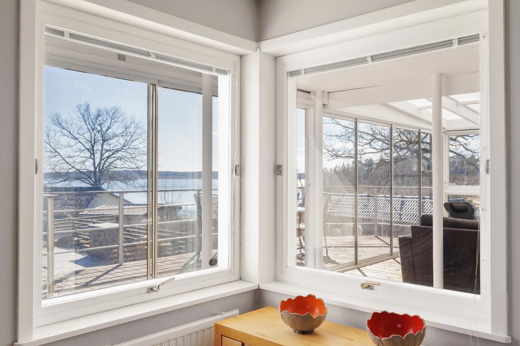 Stora fönsterpartier mot altandäck och vattensidan. 