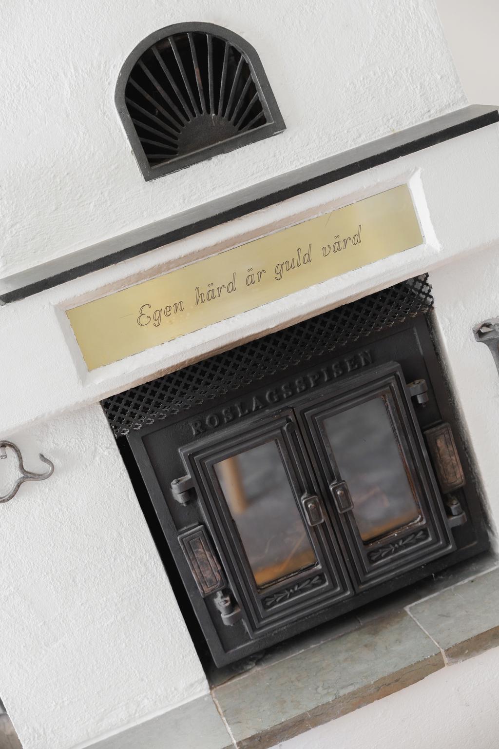 Här finns även en braskamin med kassett som är ok att elda i. 