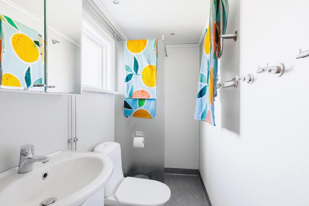 Badrum renoverat 2010 med våtrumsmatta, golvvärme och våtrumstapet.