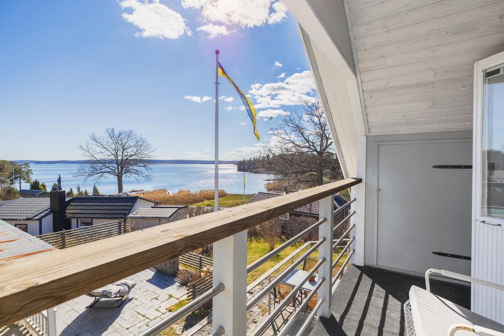 Utgång till balkong med magisk vy över havet.