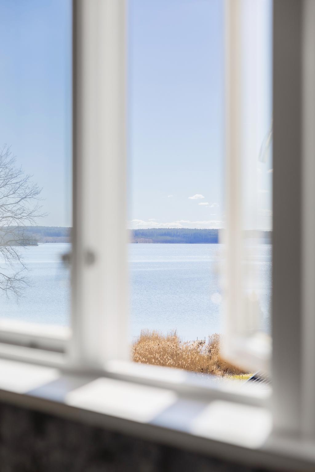 Även från detta rum har man fin utsikt över havet.