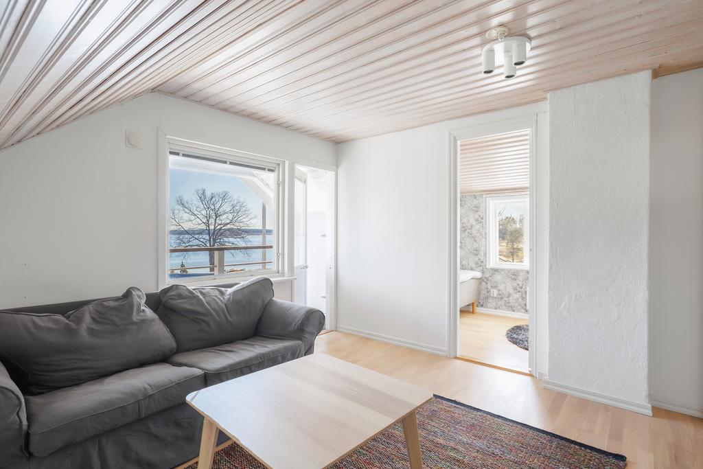 Stort rum med vitkalkat ekgolv, målade väggar, vitlaserat tak