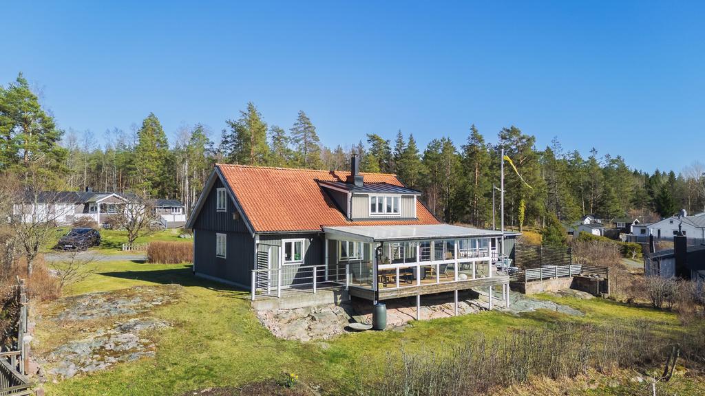 Den generösa trädgårdstomten bjuder på en härlig mix av öppna gräsytor och karaktäristiska berghällar – idealisk för lek, odling eller bara för att njuta av naturen.