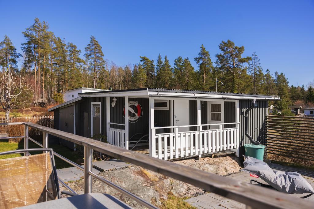 Fastigheten kompletteras med garage, tvättstuga, bastu, förråd samt fiskrök finns på fastigheten. 