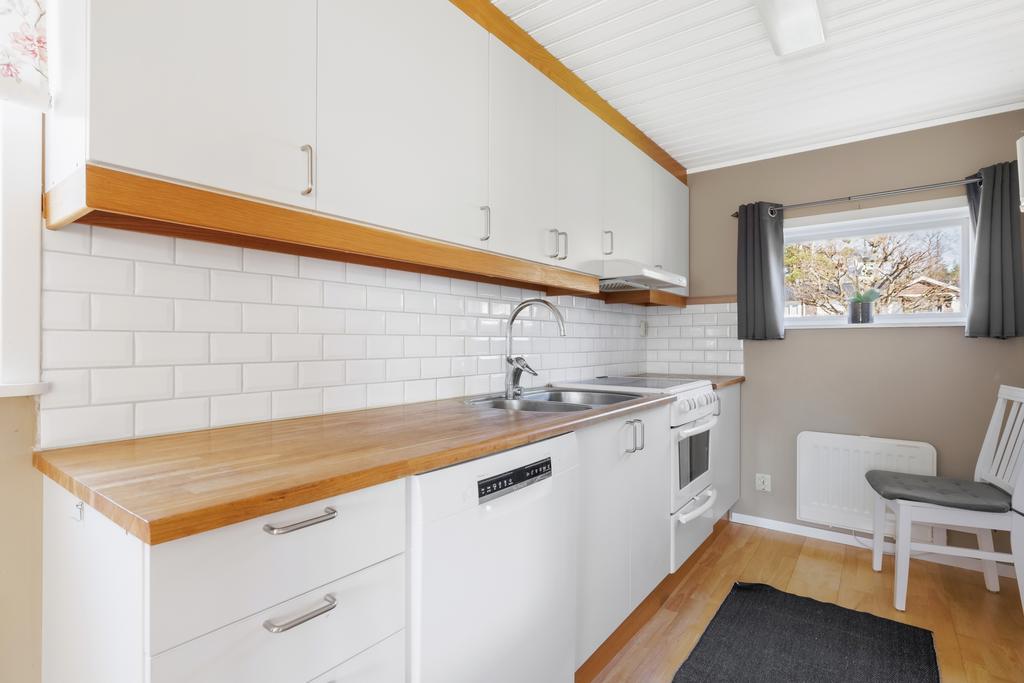 Köket utrustat med  kyl/frys i halvhöjd (-19), spis, diskmaskin (-24) samt fläkt.