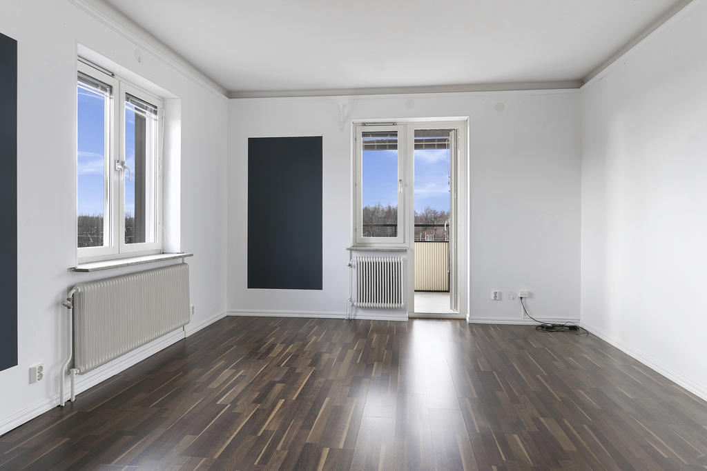 Vardagsrum med utgång till balkong