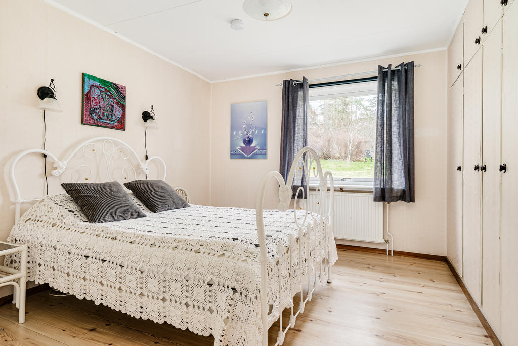 Sovrum 1 med flera garderober- entréplan.