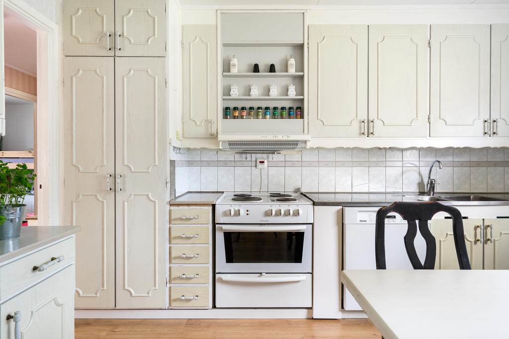 Praktiskt kök med separat matplats.