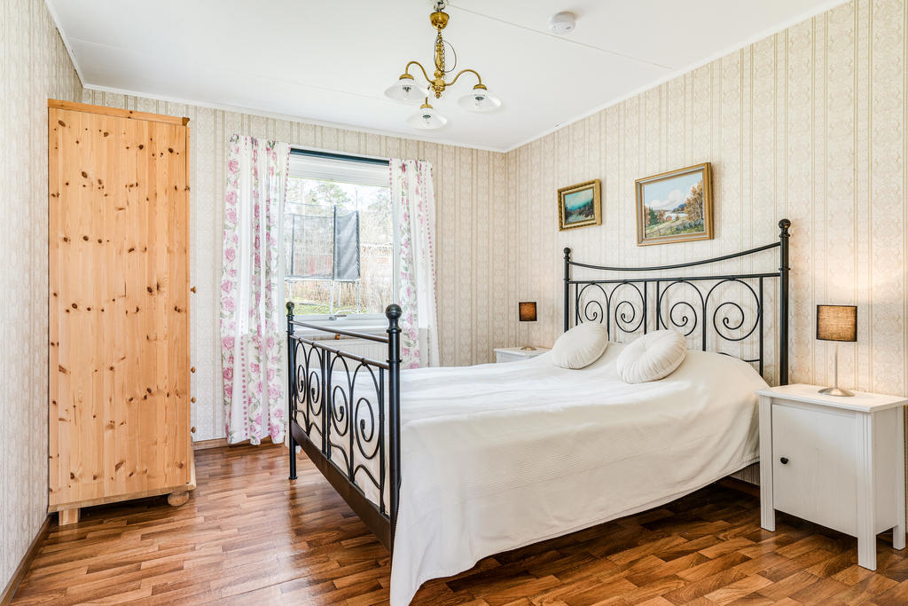 Sovrum 2-entréplan.