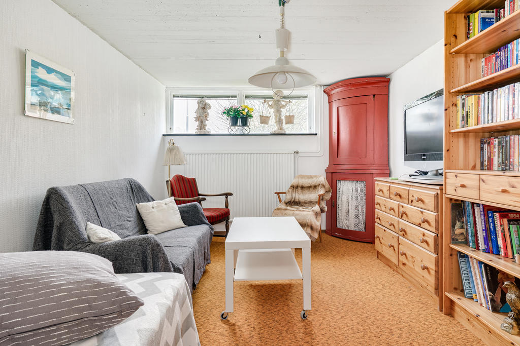 Allrum med möjlighet till sovrum-källarplan.
