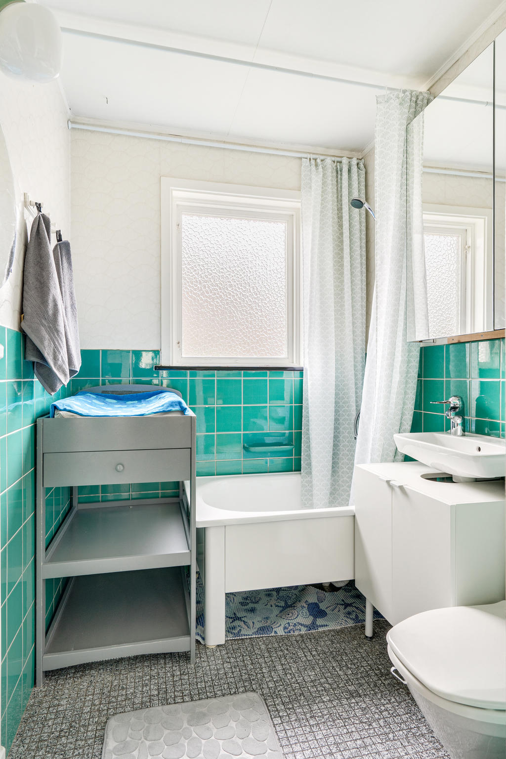 Badrum med badkar-entréplan.