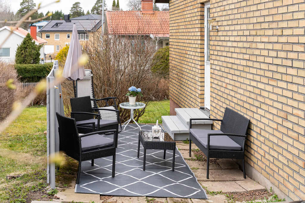 Trivsam uteplats på gavelsidan.
