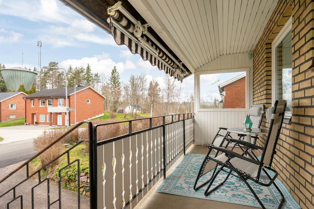 Veranda med plast för utemöbler.