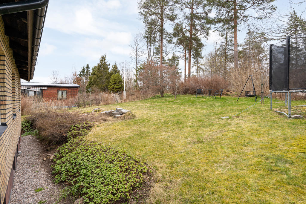 Praktisk trädgårdstomt om 679 kvm med plats för både barnlek och sociala aktiviteter.