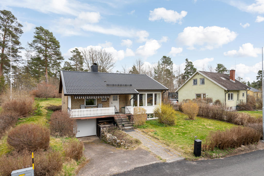 Välkommen till Gamla vägen 45 i Åsensbruk. Ett praktiskt och trevligt enplanshus med källare om 89 kvm och  89 kvm i (bi-area) praktisk fördelat på 5 ROK  kvm i en välplanerad planlösning
