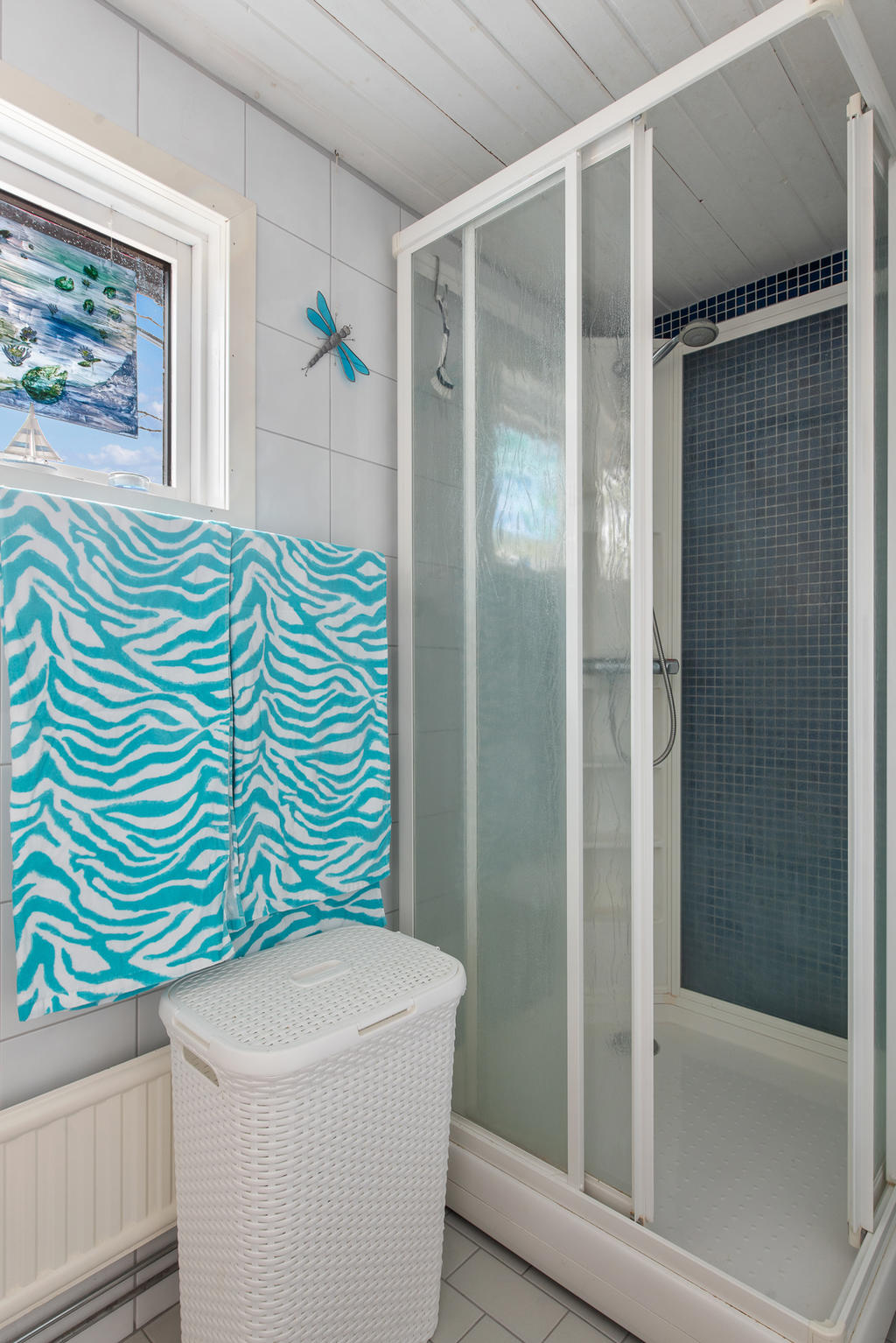 Duschkabin i det helkaklade duschrummet