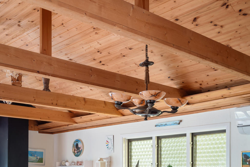Härligt rymd och snyggt synliga med takbalkar.